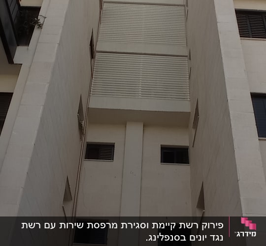 בניין גבוה עם חלונות ותריסים